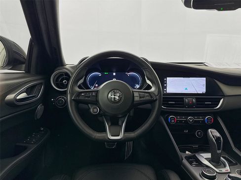 Used 2024 Alfa Romeo Giulia Veloce image 3