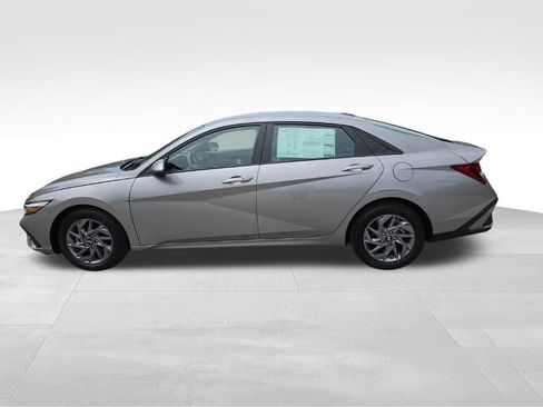 Used 2024 Hyundai Elantra SEL FWD image 9