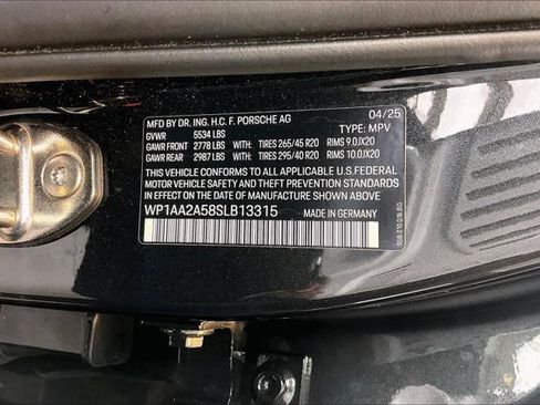 Used 2025 Porsche Macan AWD/4WD image 33