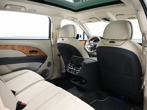 Certified 2025 Bentley Bentayga Extended Wheelbase image 8