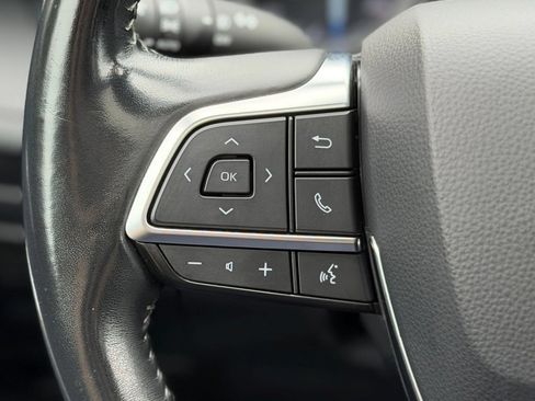 Used 2021 Toyota Highlander XLE AWD/4WD image 12