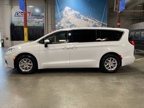 Used 2023 Chrysler Pacifica Touring-L FWD image 2