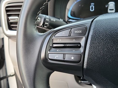 Certified 2025 Hyundai Venue SEL FWD image 9