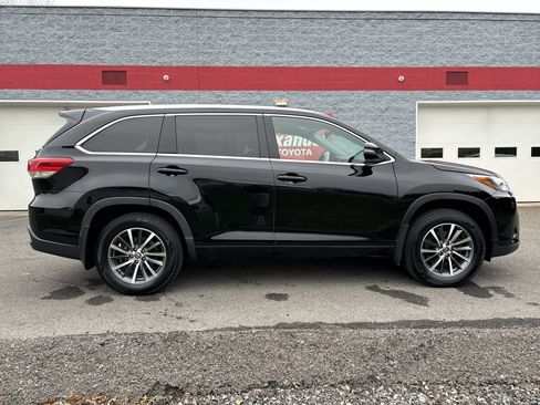 Used 2017 Toyota Highlander XLE image 2