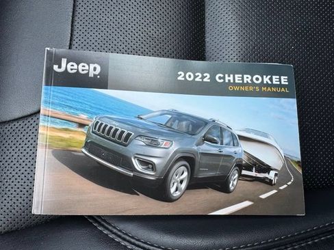 Used 2022 Jeep Cherokee Limited AWD/4WD image 22