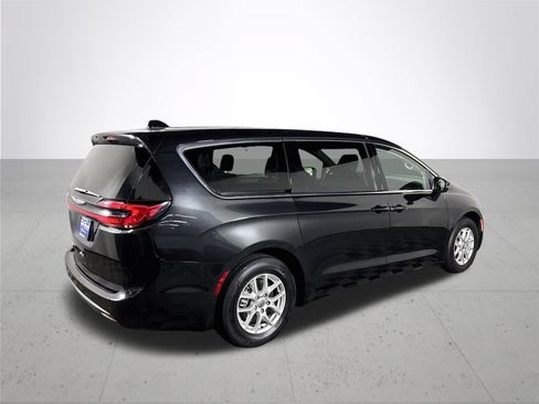 Used 2023 Chrysler Pacifica Touring-L FWD image 6