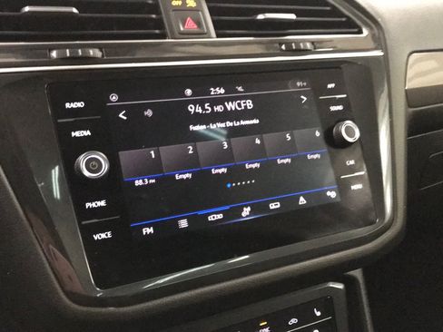 Used 2023 Volkswagen Tiguan SE w/ Panoramic Sunroof Package FWD image 26