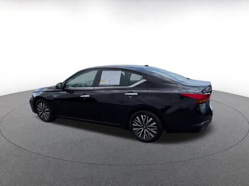 Used 2025 Nissan Altima 2.5 SV FWD image 10