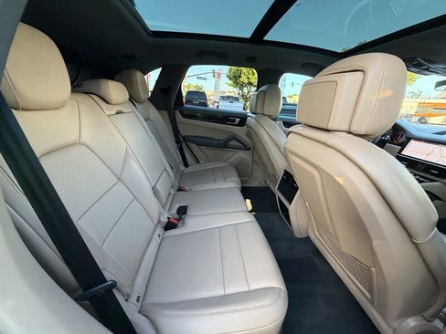 Used 2021 Porsche Cayenne AWD/4WD image 35