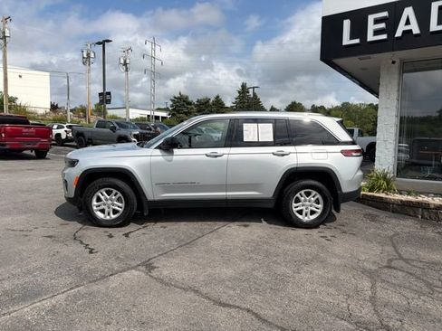 Used 2023 Jeep Grand Cherokee Laredo w/ Luxury Tech Group I AWD/4WD image 2