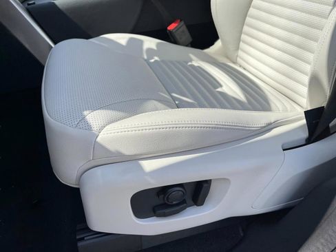 Used 2025 Land Rover Discovery S image 38