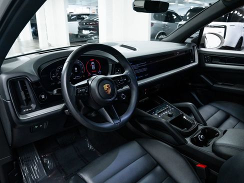 Used 2024 Porsche Cayenne AWD/4WD image 17
