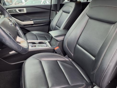 Used 2022 Ford Explorer XLT w/ Equipment Group 202A image 3