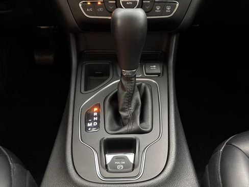 Used 2019 Jeep Cherokee Latitude Plus w/ Comfort/Convenience Group image 17