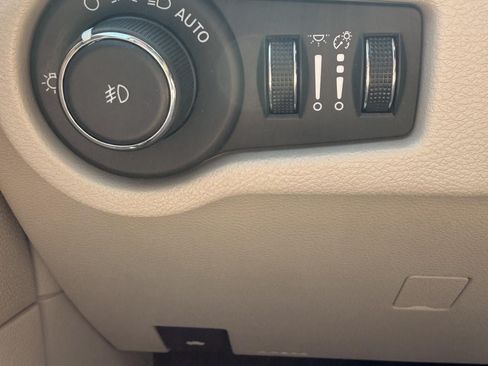 Used 2023 Chrysler Pacifica Touring-L FWD image 14