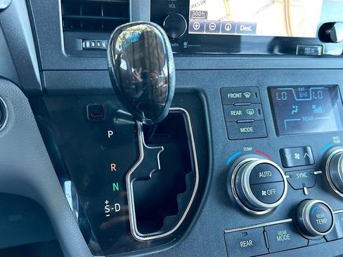 Used 2015 Toyota Sienna XLE w/ XLE Navigation Package FWD image 17