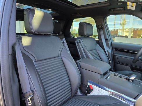 New 2025 Land Rover Discovery S image 35