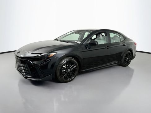Used 2025 Toyota Camry SE FWD image 3