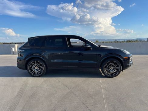 Used 2022 Porsche Cayenne AWD/4WD image 3