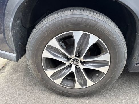 Used 2023 Toyota Highlander XLE image 9