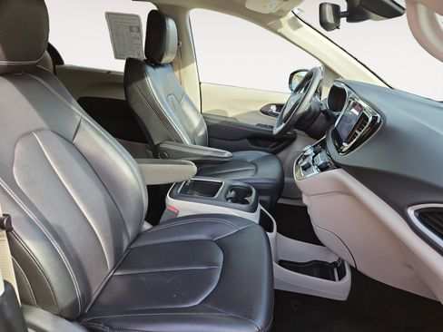 Used 2024 Chrysler Pacifica Touring-L image 15