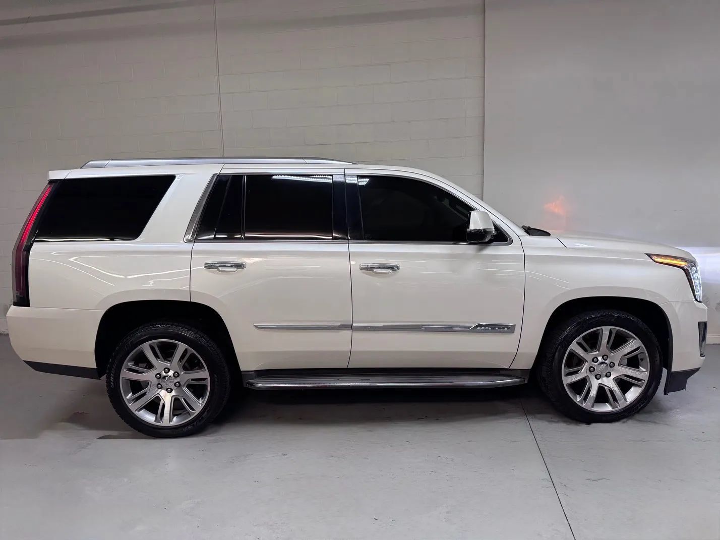 Used 2015 Cadillac Escalade Luxury AWD/4WD image 2