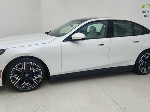 Used 2024 BMW i5 eDrive40i w/ Executive Package RWD image 3