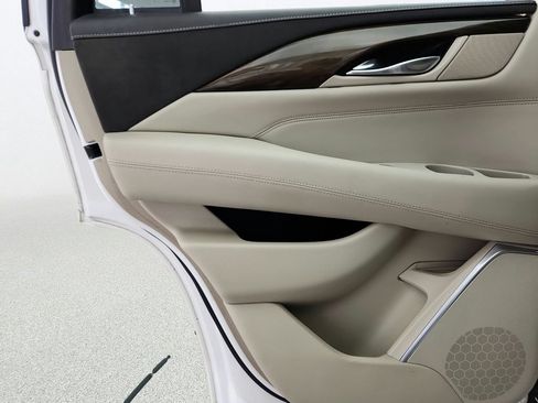 Used 2018 Cadillac Escalade Luxury AWD/4WD image 30