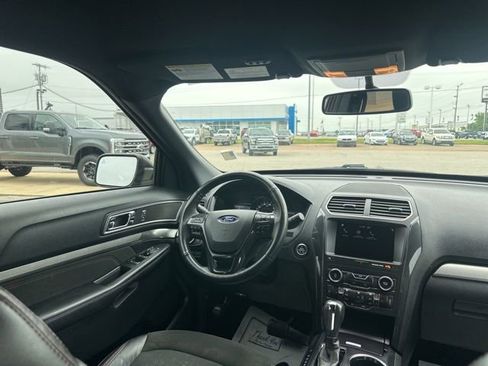 Used 2019 Ford Explorer XLT w/ Equipment Group 202A FWD image 15