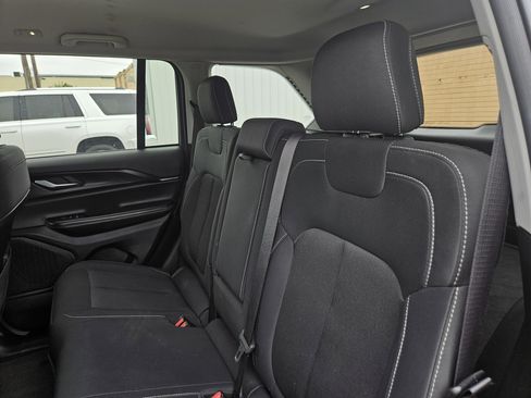 Used 2023 Jeep Grand Cherokee Laredo AWD/4WD image 28