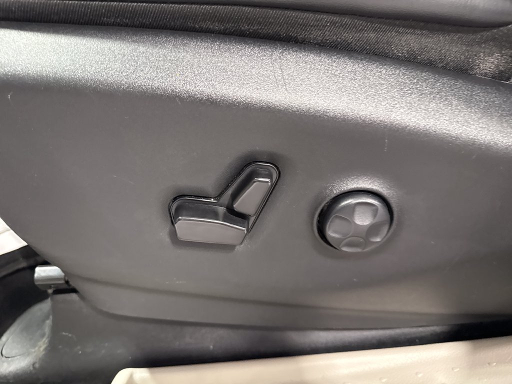 Used 2023 Chrysler Pacifica Touring-L FWD image 29