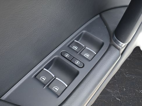 Used 2015 Volkswagen Touareg VR6 AWD/4WD image 12