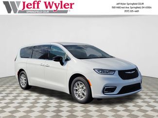 New 2026 Chrysler Pacifica Select image 1
