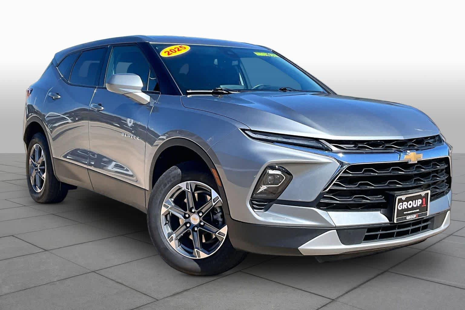 Used 2025 Chevrolet Blazer LT FWD image 2