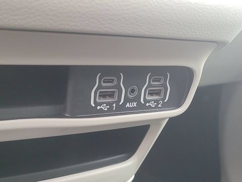 Used 2023 Chrysler Pacifica Touring-L FWD image 29
