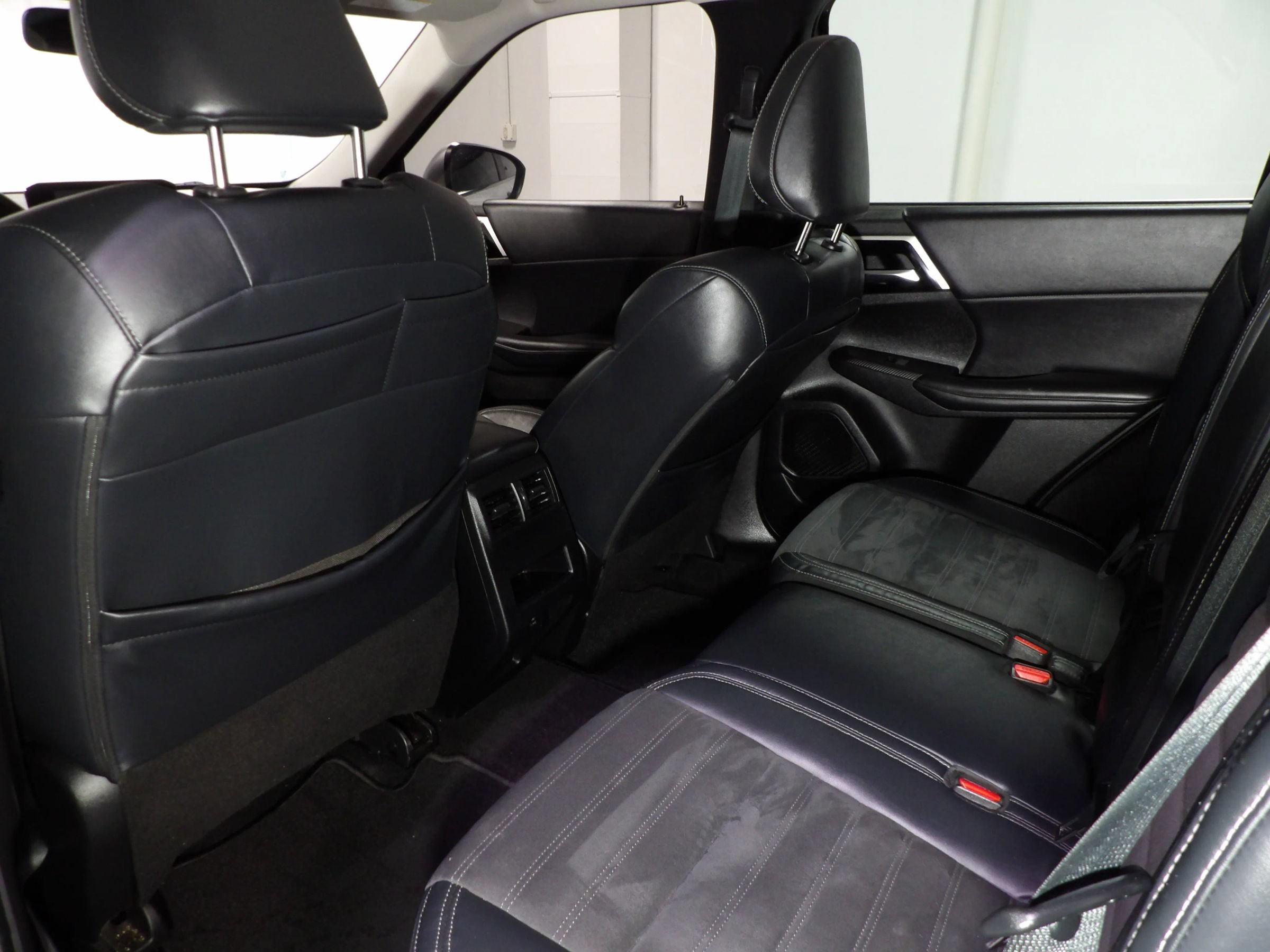 Used 2023 Mitsubishi Outlander ES AWD/4WD image 13