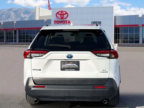 Used 2024 Toyota RAV4 LE AWD/4WD image 4
