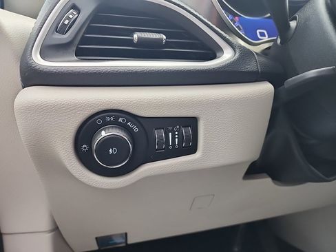 Used 2021 Chrysler Pacifica Touring-L FWD image 24