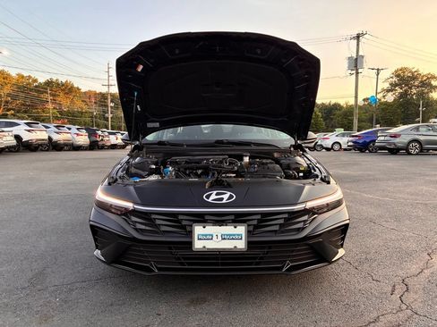 Used 2025 Hyundai Elantra SE FWD image 10