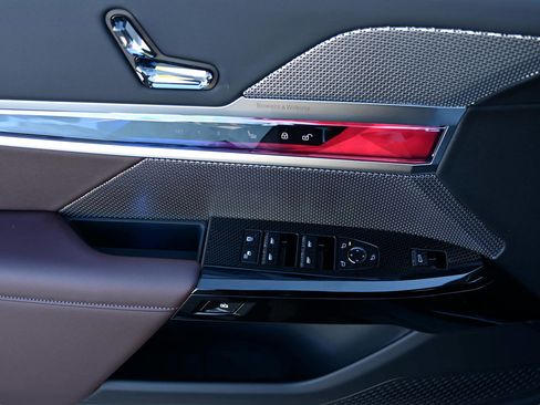 Used 2025 BMW 740i image 21