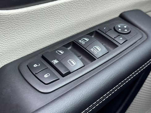 Used 2023 Chrysler Pacifica Touring-L image 24