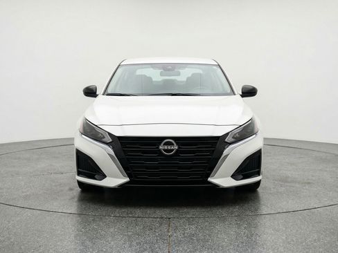 Used 2025 Nissan Altima 2.5 SV FWD image 2