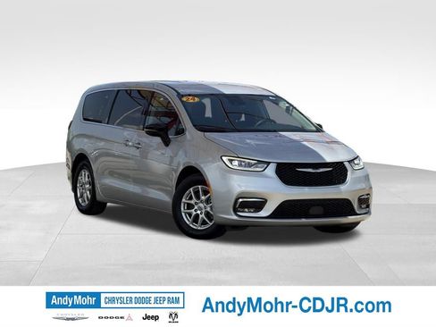 Used 2024 Chrysler Pacifica Touring-L FWD image 1