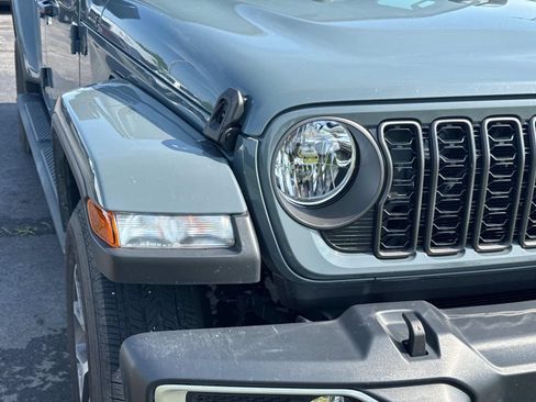 Used 2024 Jeep Gladiator Sport AWD/4WD image 3