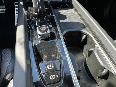 Used 2022 Volvo XC60 T8 R-Design w/ Advanced Package image 25