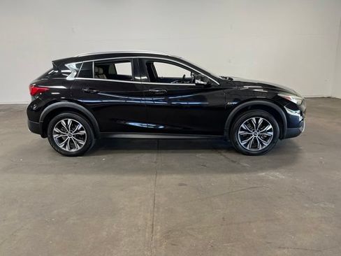 Used 2018 INFINITI QX30 Premium w/ Navigation Package AWD/4WD image 2