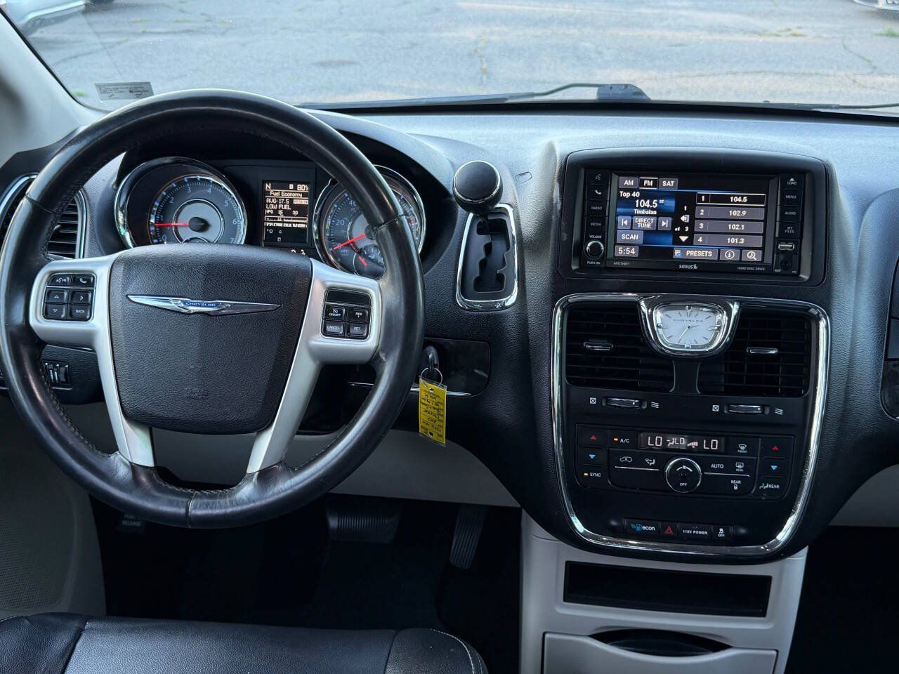 Used 2016 Chrysler Town & Country Touring FWD image 21