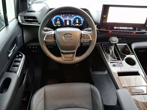 New 2025 Toyota Sienna Limited image 7