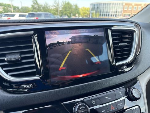 Used 2018 Chrysler Pacifica Touring-L Plus FWD image 17