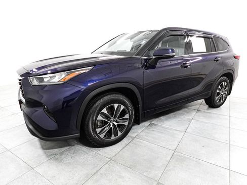 Used 2020 Toyota Highlander XLE AWD/4WD image 3